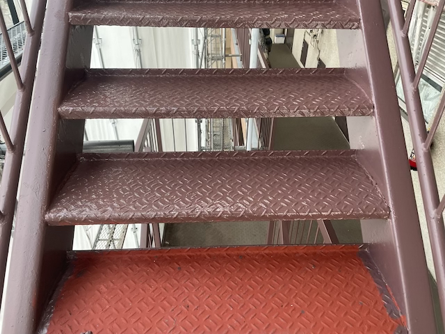 川口　鉄骨階段塗装工事　上塗り